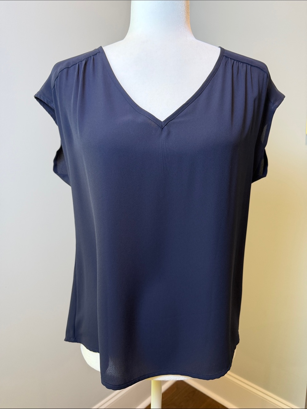Banana Republic Navy V-Neck Cap Sleeve Blouse. Petite Small.